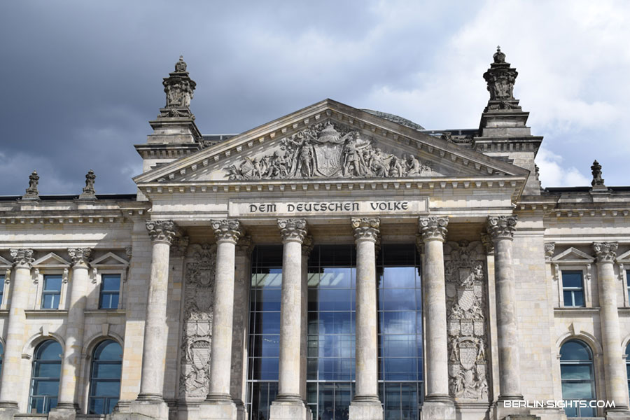 Reichstag Berlin, Reichstagsgebäude, Reichstag Kuppel, Reichstag Architektur, Reichstag Außenansicht, Reichstag Innenansicht, Reichstag bei Nacht, Reichstag Luftaufnahme, Reichstag Spiegelung, Reichstag Besucherterrasse, Reichstag Plenarsaal, Reichstag Bundestag, Reichstag Sehenswürdigkeit, Reichstag Geschichte, Reichstag Glasdach, Reichstag Panorama, Reichstag Rundgang, Reichstag Berlin Mitte, Reichstag Regierungssitz, Reichstag Paul-Löbe-Haus