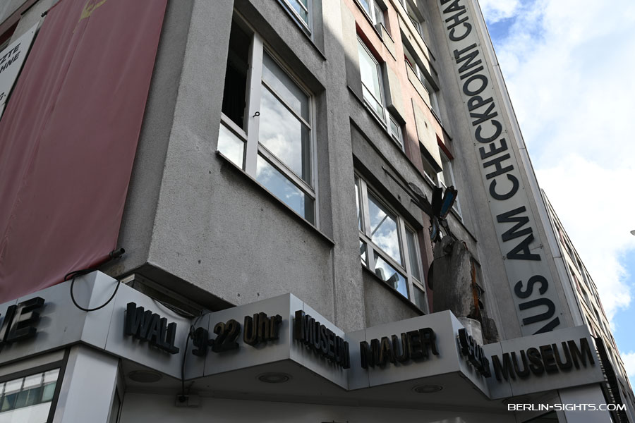 Berliner Mauer, Mauermuseum, Berlin, Mauer Museum Berlin, Mauermuseum – Museum Haus am Checkpoint Charlie, Mauermuseum Berlin, Haus am Checkpoint Charlie, Checkpoint Charlie Museum, Berliner Mauer Museum, Berlin Wall Museum, Friedrichstraße Museum, Mauermuseum Eintritt, Mauermuseum Öffnungszeiten, Mauermuseum Tickets, Mauermuseum Führungen, Berliner Mauer Geschichte, Kalter Krieg Berlin, Deutsche Teilung, Fluchtversuche DDR, Grenzübergang Checkpoint Charlie, Mauerbau 1961, Mauerfall 1989, DDR-Geschichte, Berliner Mauer Opfer, Freiheitskämpfer Berlin, Fluchtfahrzeuge DDR, Heißluftballon Flucht, Mini-U-Boot Flucht, Fluchtautos Museum, Fluchtgeräte Ausstellung, Escape Museum Berlin, Fluchtgeschichte DDR, Fluchttechniken DDR, Fluchtobjekte Museum, Fluchtgeschichten Berlin, Adresse Mauermuseum, Friedrichstraße 43–45, 10969 Berlin, Anfahrt Mauermuseum, Öffentliche Verkehrsmittel Mauermuseum, Parkmöglichkeiten Mauermuseum, Mauermuseum Lage, Mauermuseum Eintrittspreise, Mauermuseum Tickets online, Mauermuseum Öffnungszeiten