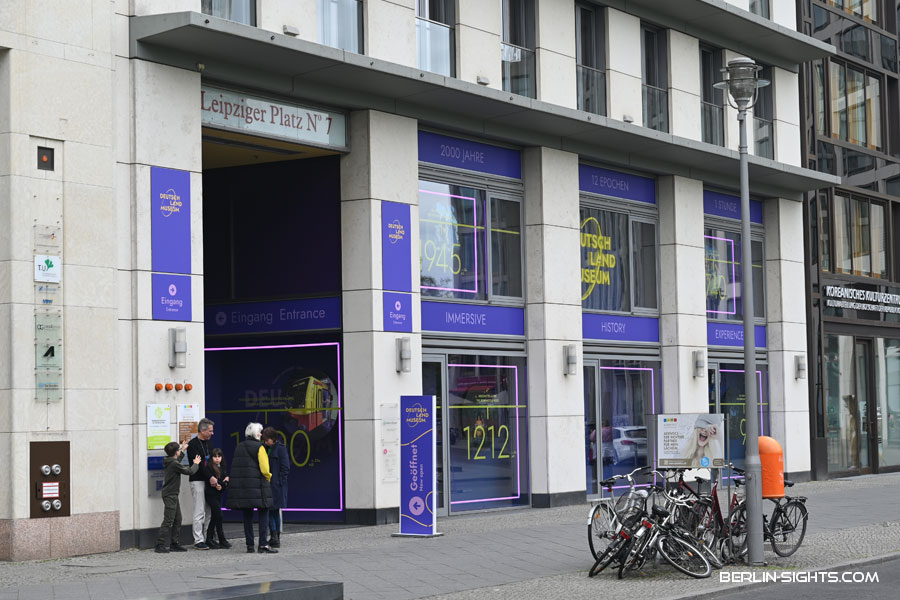 Deutschlandmuseum Berlin, interaktives Museum Berlin, deutsche Geschichte erleben, immersive Ausstellung, 2000 Jahre Geschichte, Zeitreise durch Deutschland, Museum Leipziger Platz, multimediale Museumserfahrung, Geschichte zum Anfassen, modernes Museum Berlin, historische Erlebnisausstellung, Museum für alle Sinne, Berlin Museum deutsche Geschichte, interaktive Erlebnisausstellung, familienfreundliches Museum Berlin