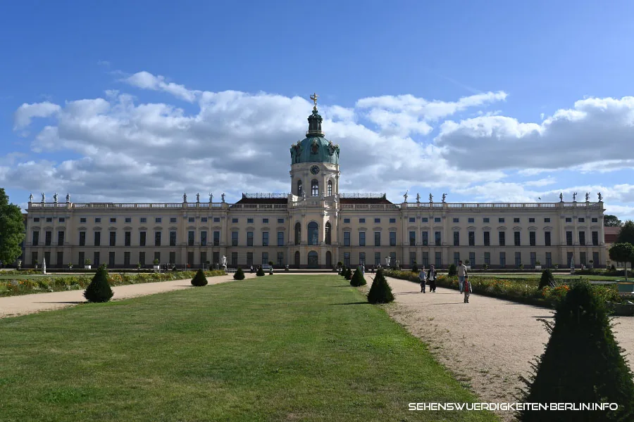 Gartenseite von Schloss Charlottenburg in Berlin mit Kuppelturm, Rasenfläche und Kieswegen