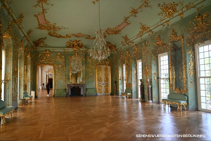 Saal in Schloss Charlottenburg mit grünlichen Wänden, goldenen Ornamenten, Kronleuchtern und Parkett